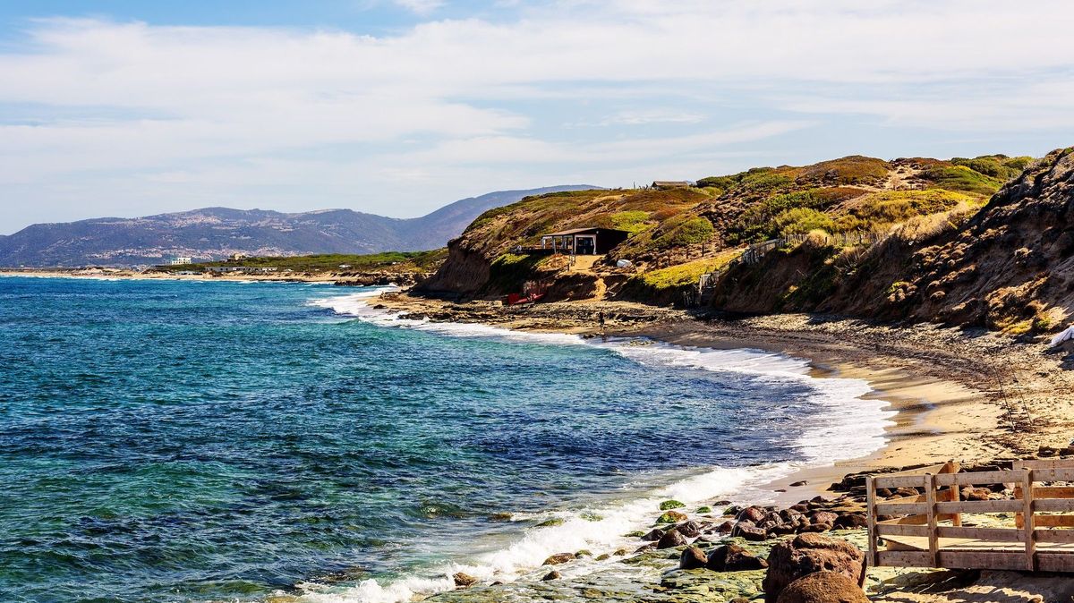 Turista na Sardinii dostal pokutu tisíc eur za sbírání kamínků na pláži